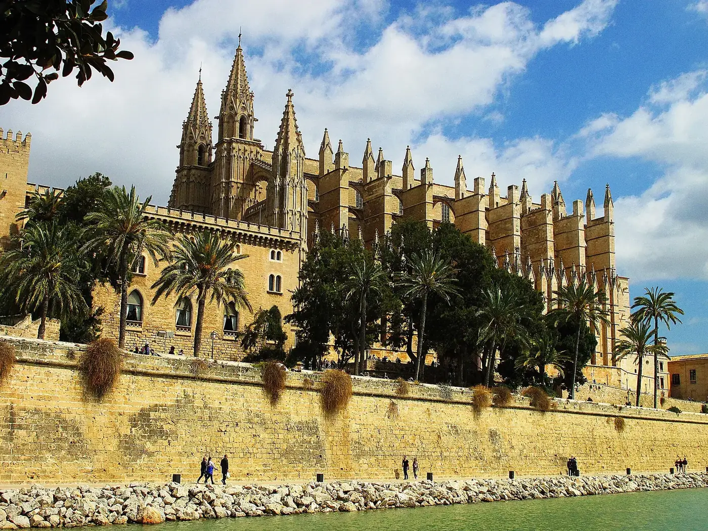 Qué ver en Palma de Mallorca: la catedral junto al mar, el «ocho de luz», Bellver y los patios