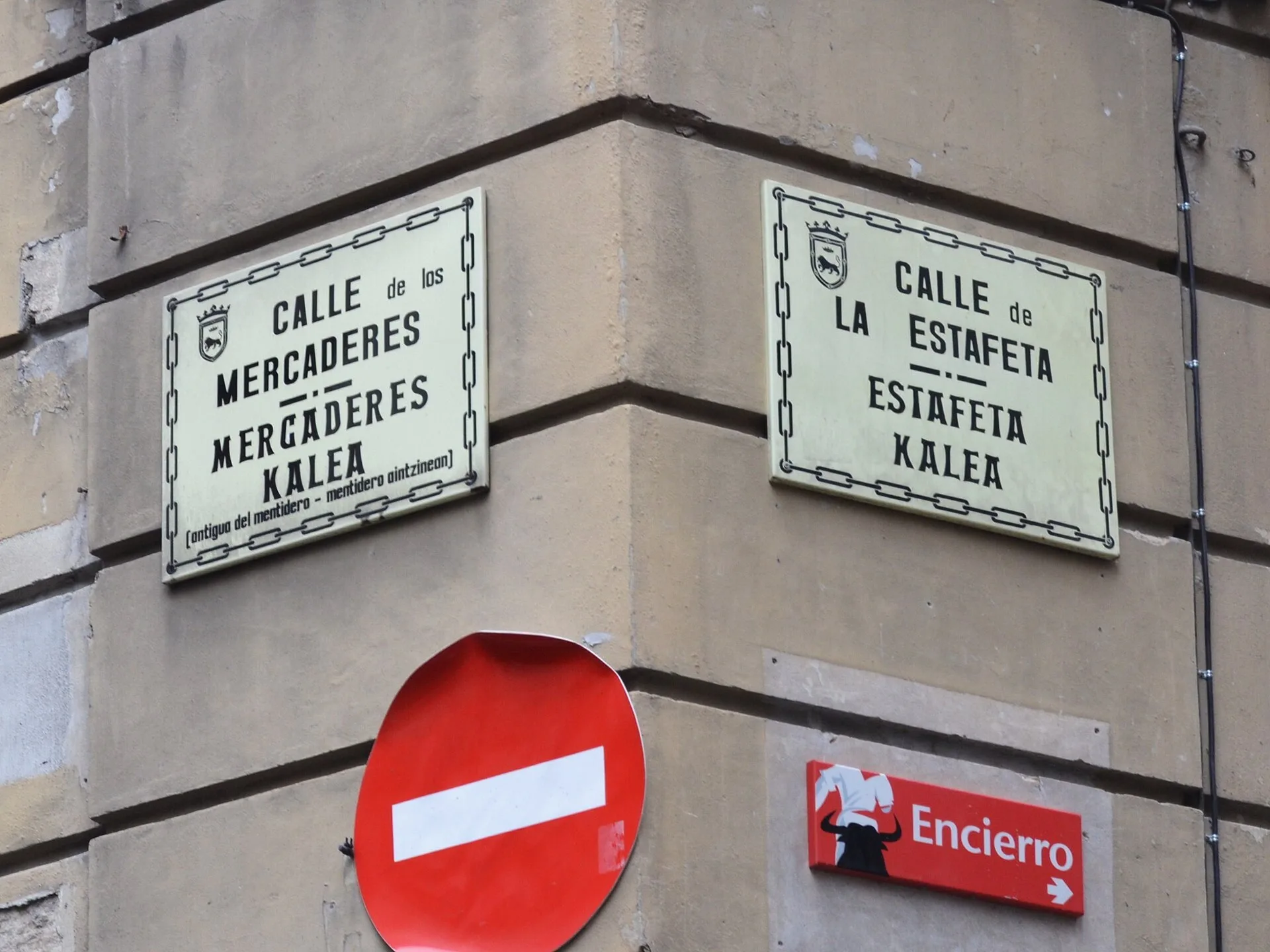 Placas de las calles Mercaderes y Estafeta en Pamplona
