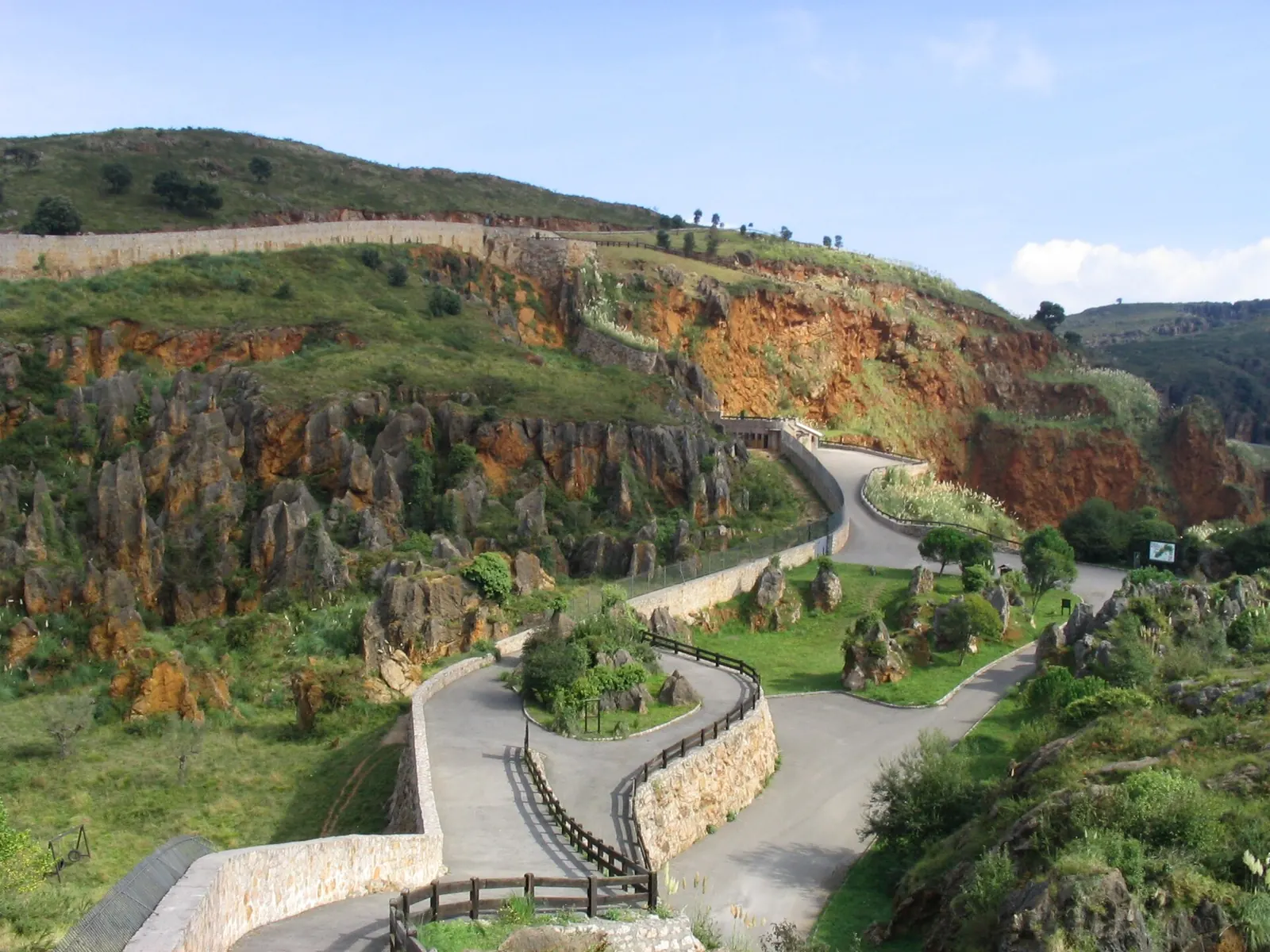Carreteras y rocas kársticas del Parque de Cabárceno