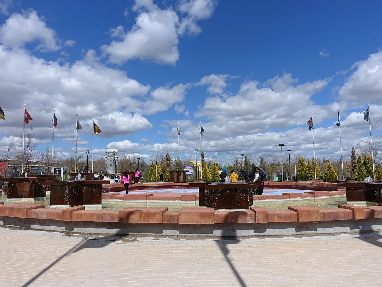Plaza de Europa con las banderas