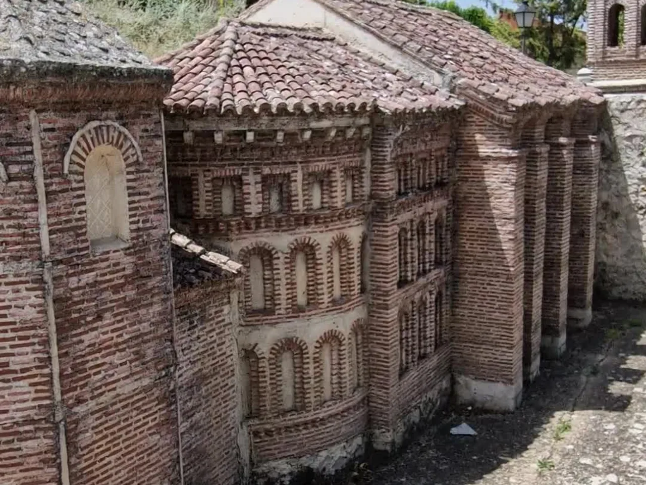 Detalle de un ábside de ladrillo en el Parque Mudéjar de Olmedo