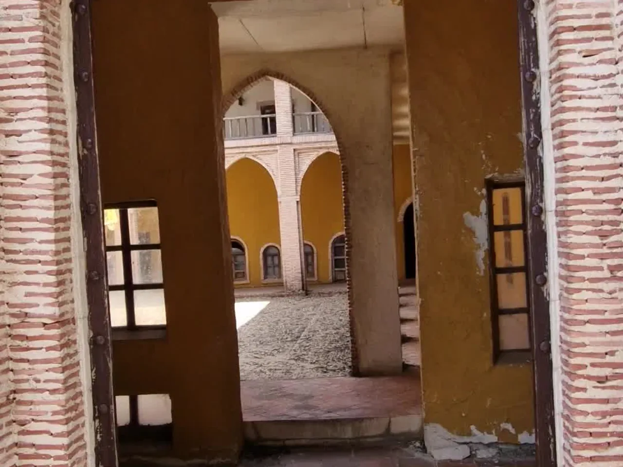 Pasillo con arcos de ladrillo en una maqueta de castillo en Olmedo