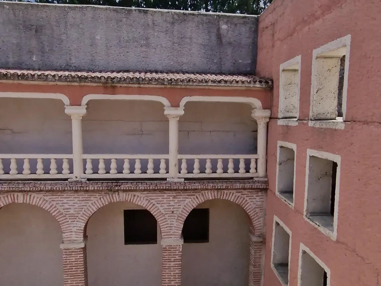 Patio con galería y balaustrada en una maqueta de castillo en el Parque Mudéjar de Olmedo