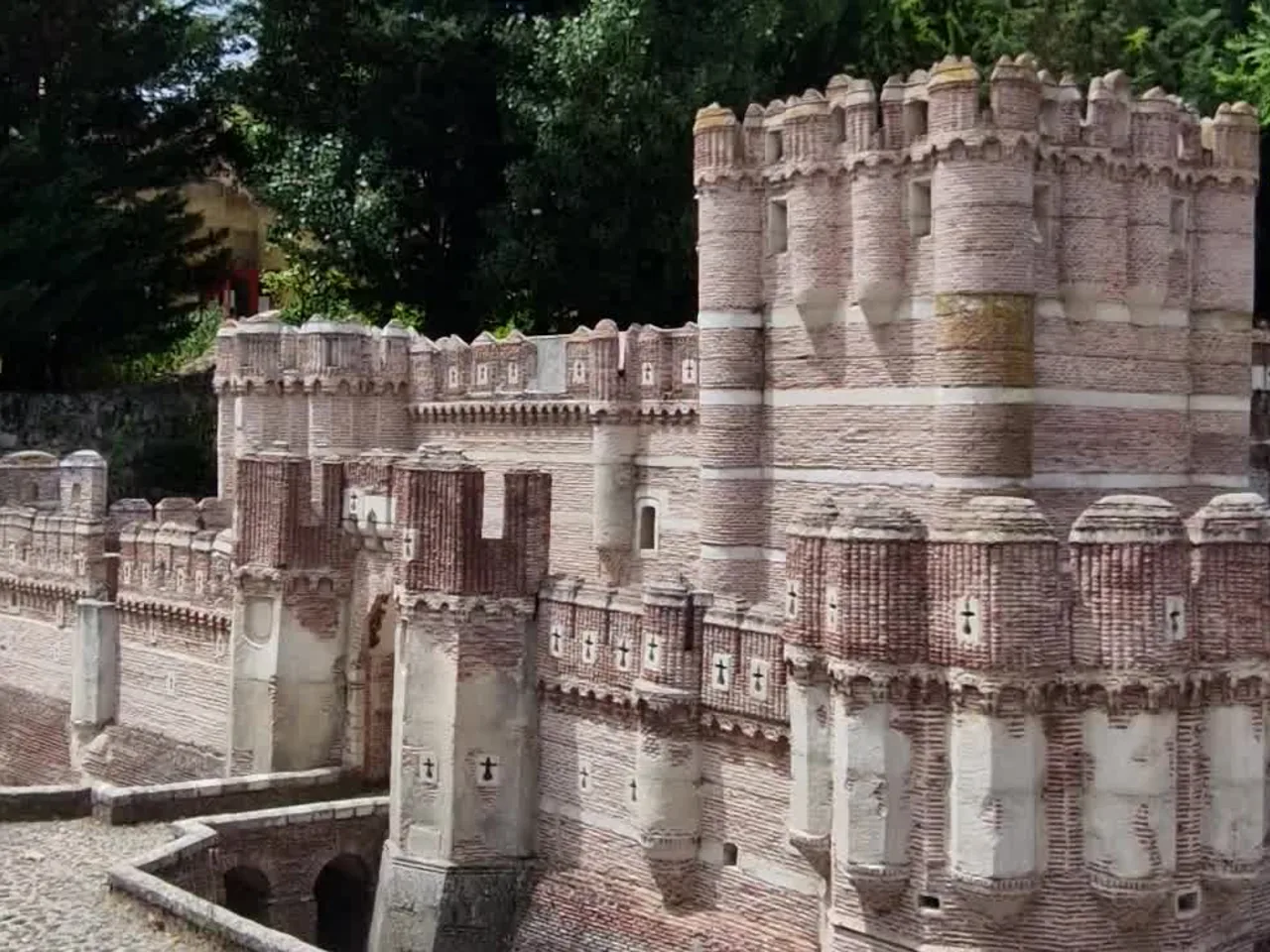 Torres y almenas de la maqueta del castillo de Coca