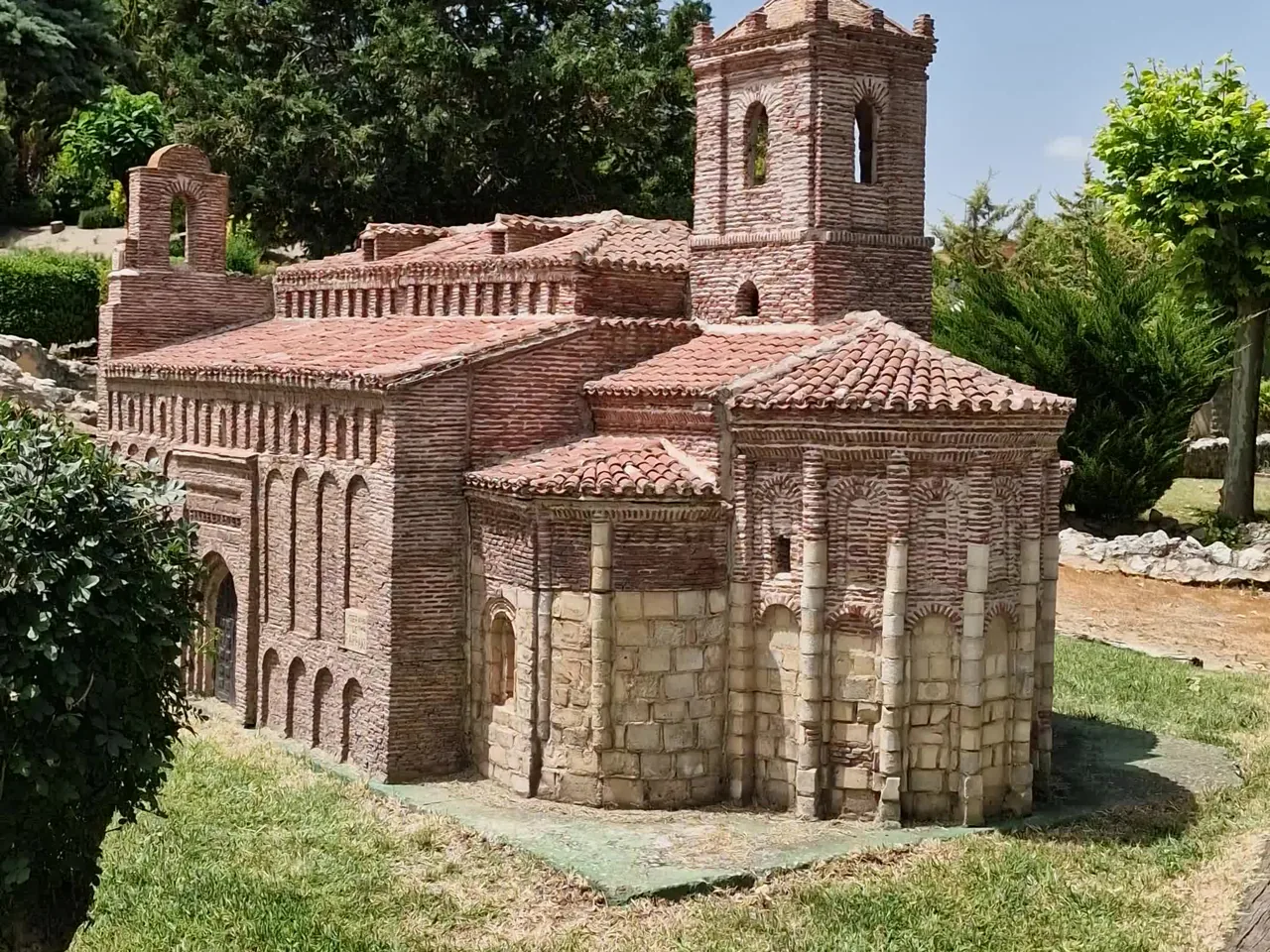 Maqueta de una iglesia mudéjar de ladrillo con torre en el parque