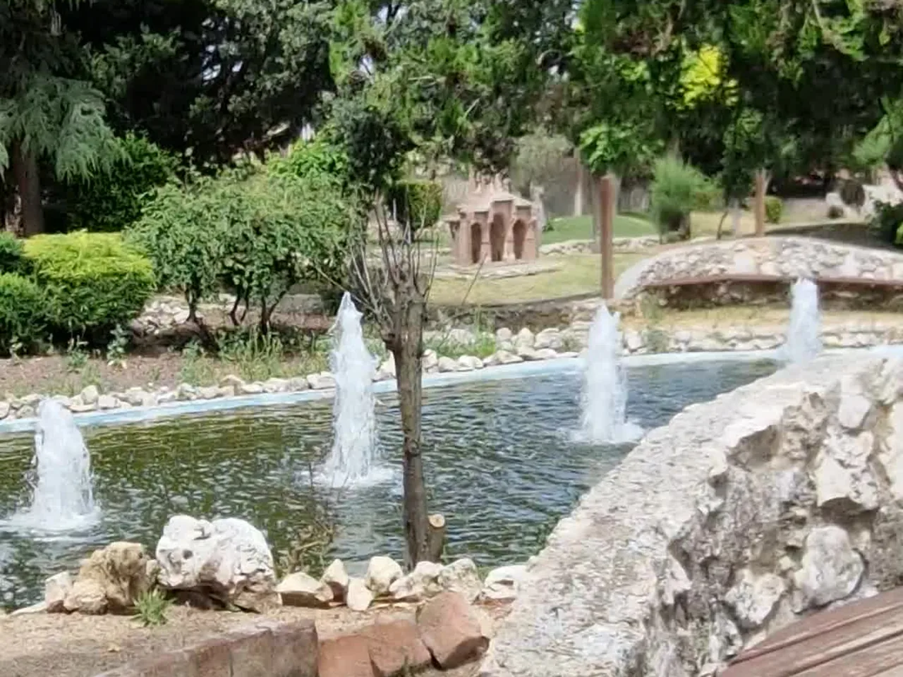 Estanque con surtidores y puente de piedra en el Parque Mudéjar de Olmedo