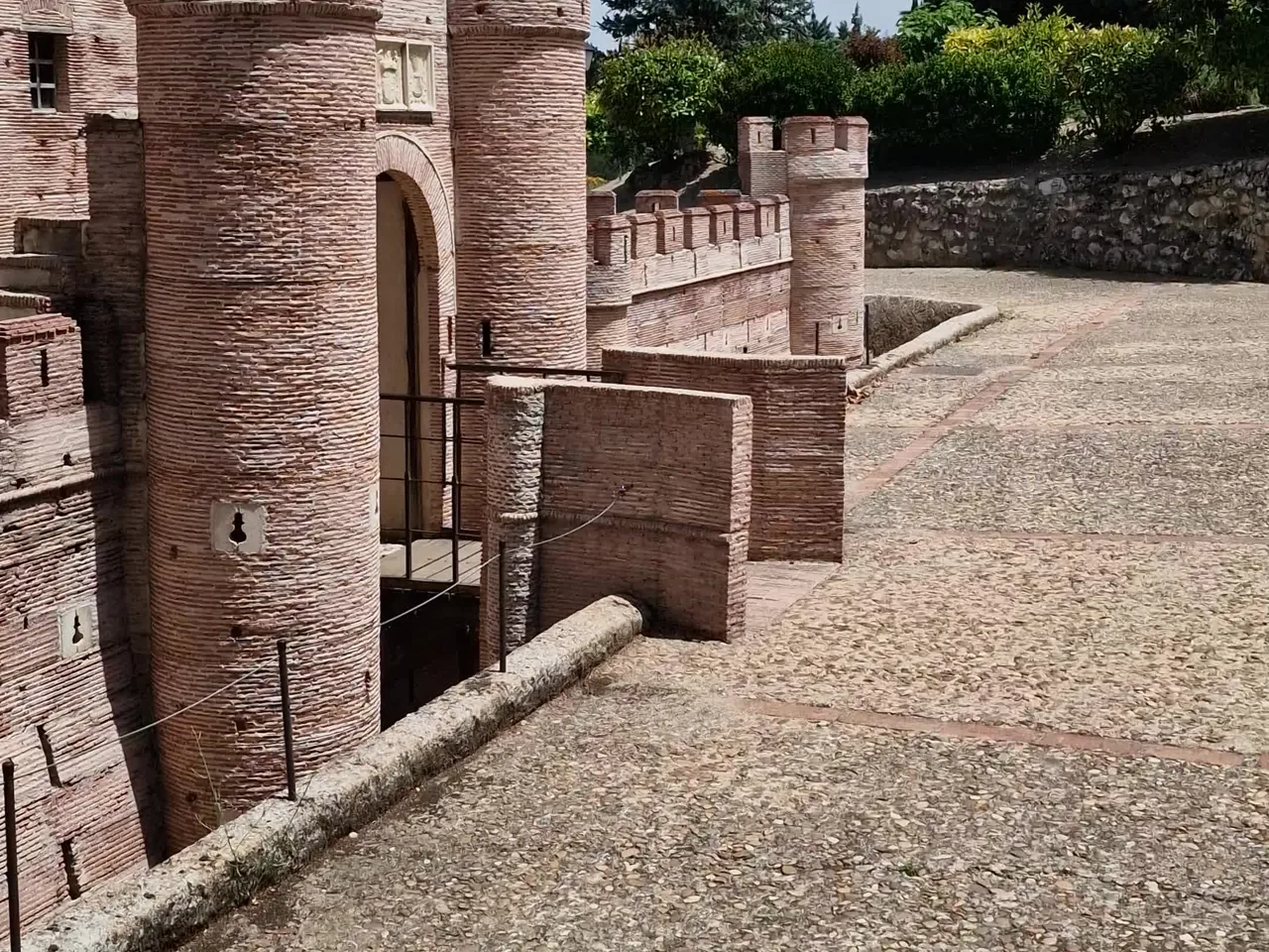 Murallas y torreones de una maqueta de castillo en el parque