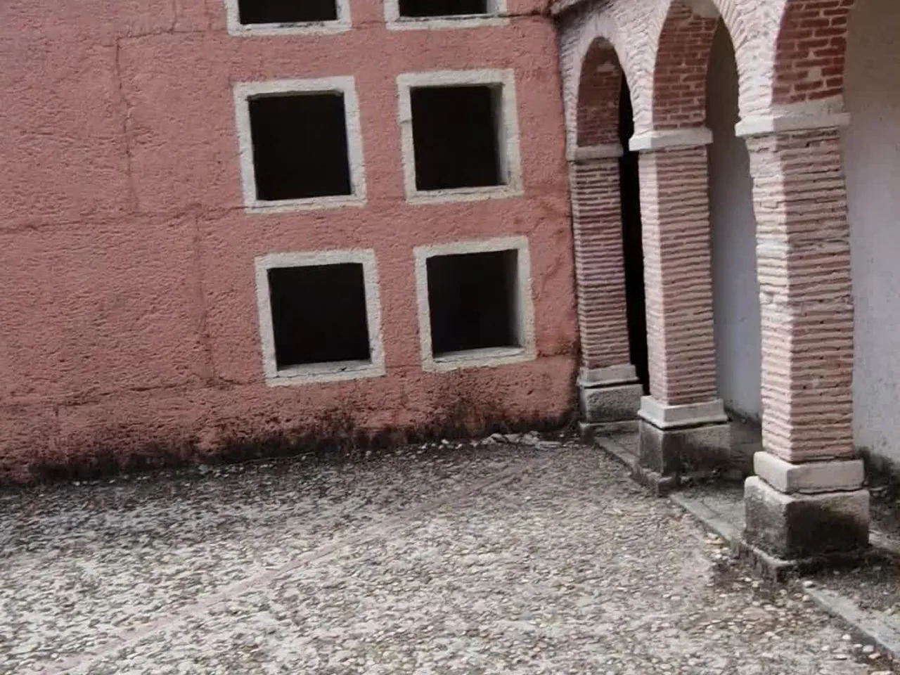 Patio interior de una maqueta mudéjar con arcos de ladrillo