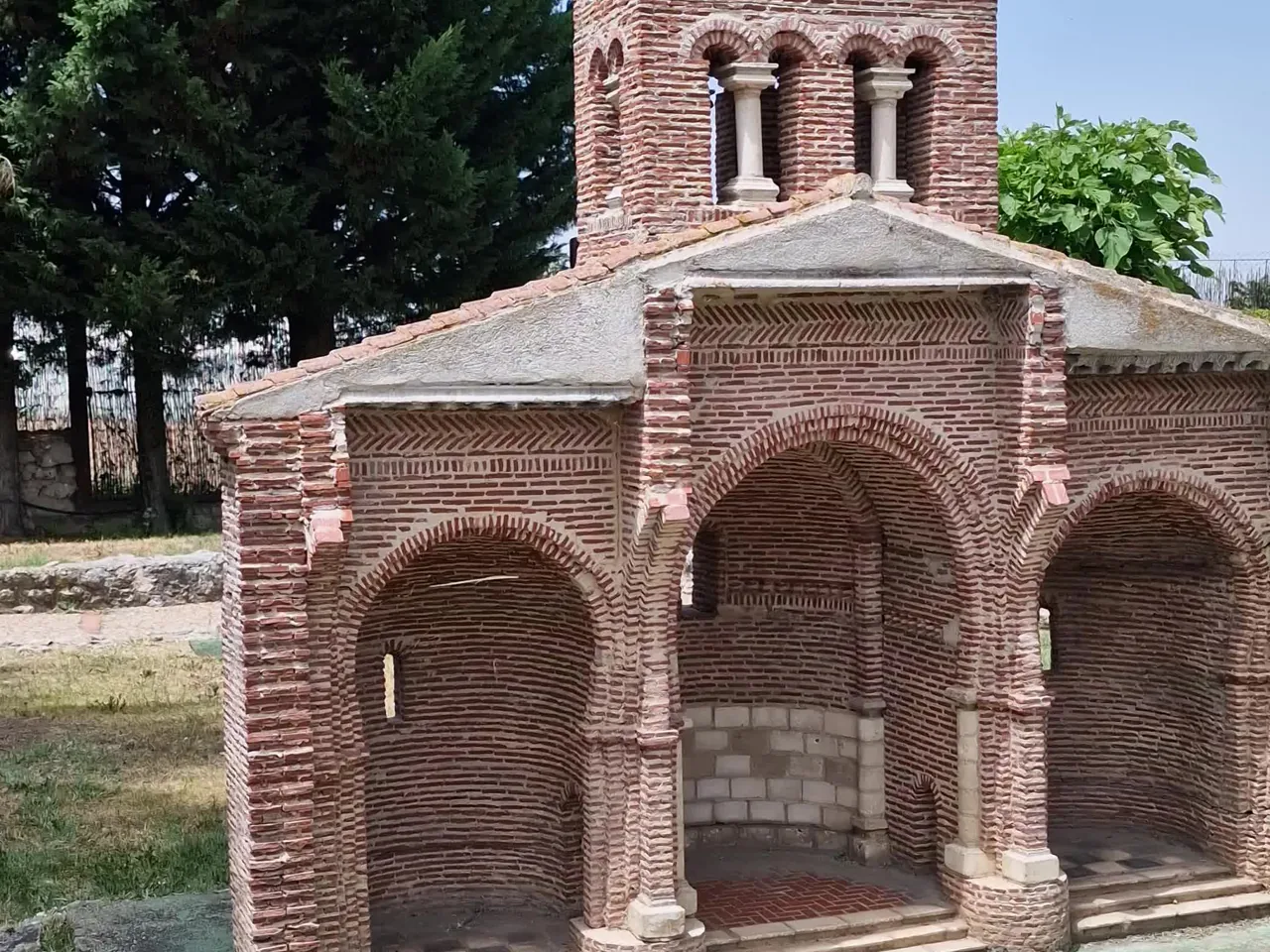 Pequeña ermita de ladrillo con arcos en el Parque Mudéjar