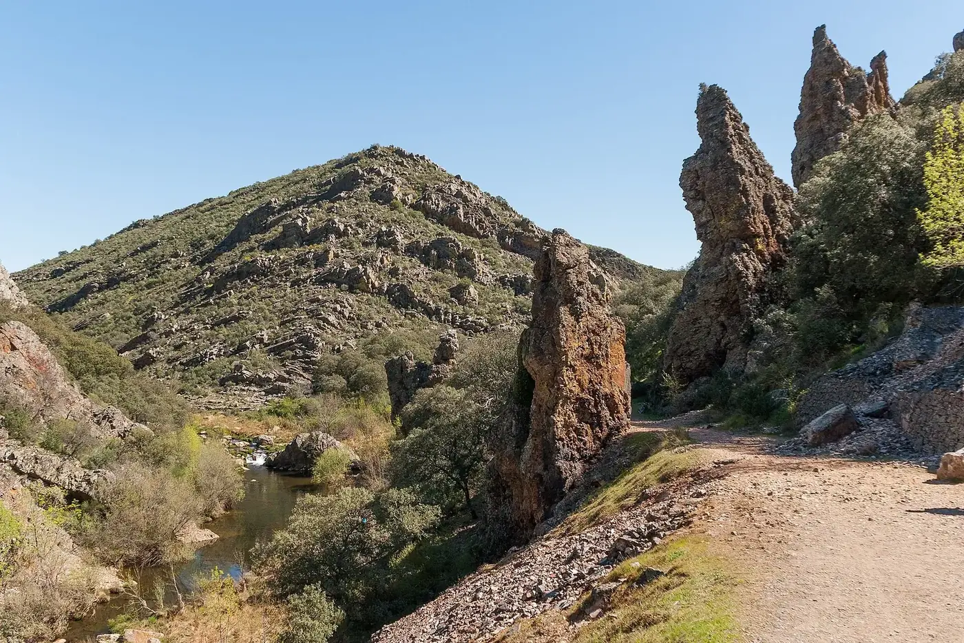 Ruta del Boquerón del Estena con rocas de cuarcita