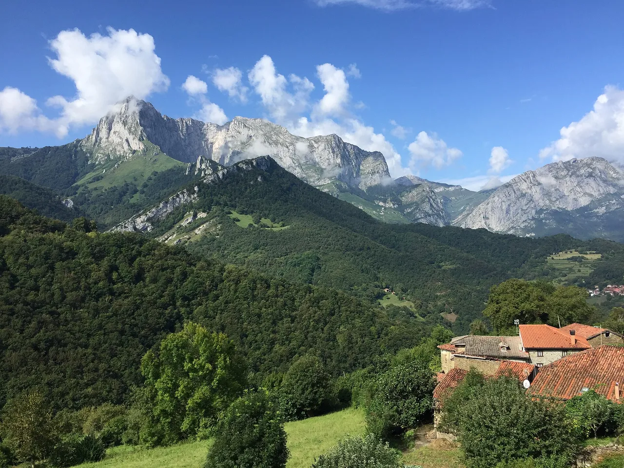 Montañas calizas de Ponga desde San Juan de Beleño