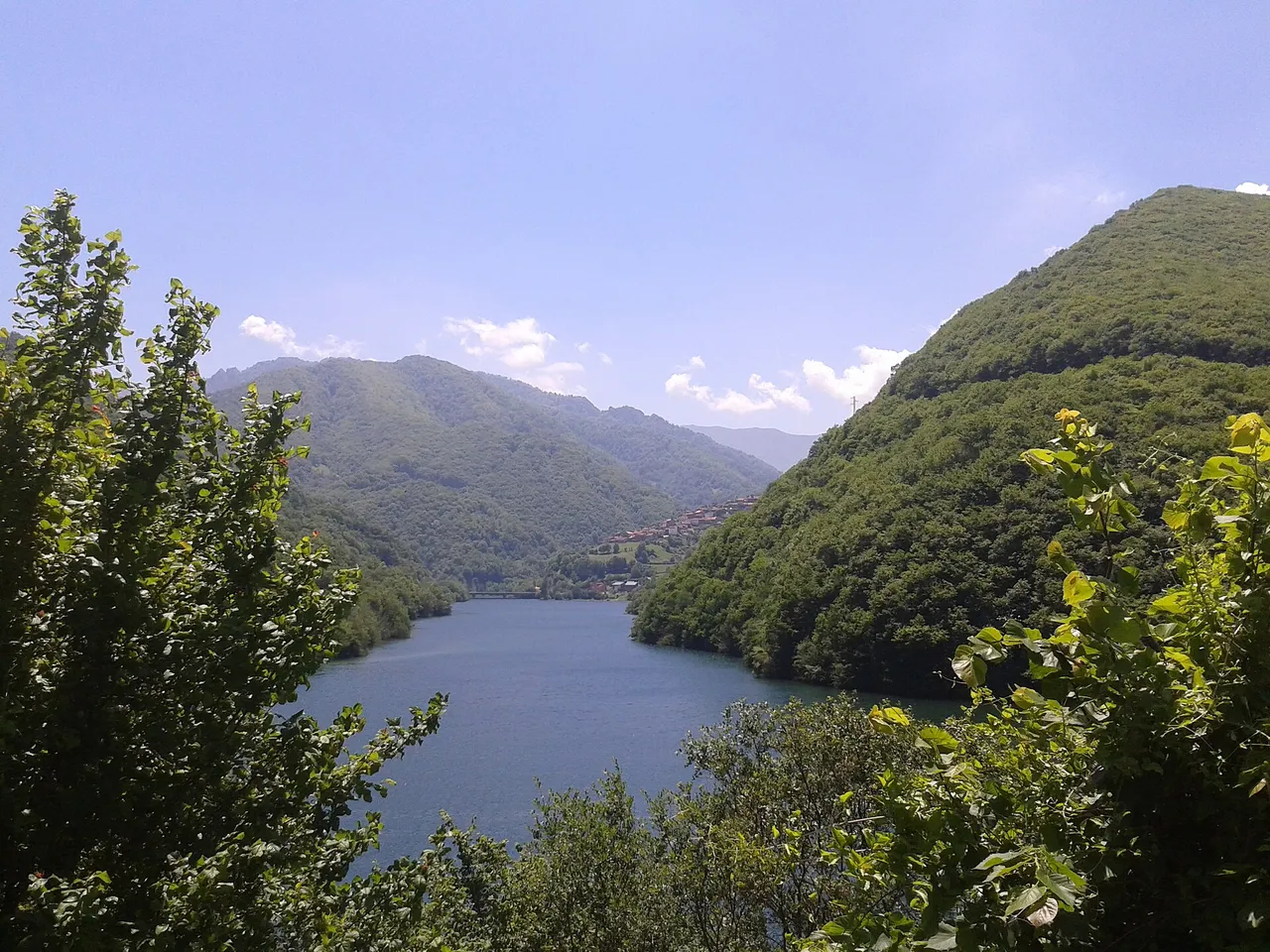Vista del embalse de Tanes con montañas