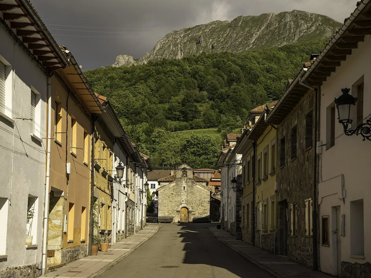Calle y capilla de Tarna en Redes