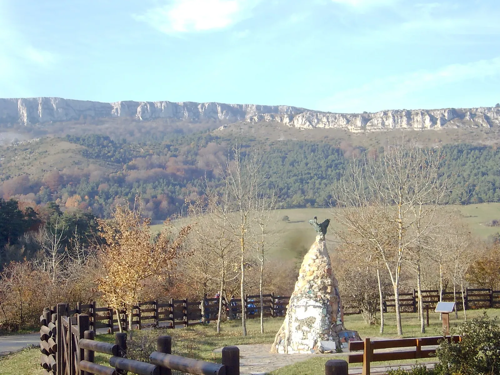 Monumento y praderas de Valderejo con los cortados al fondo