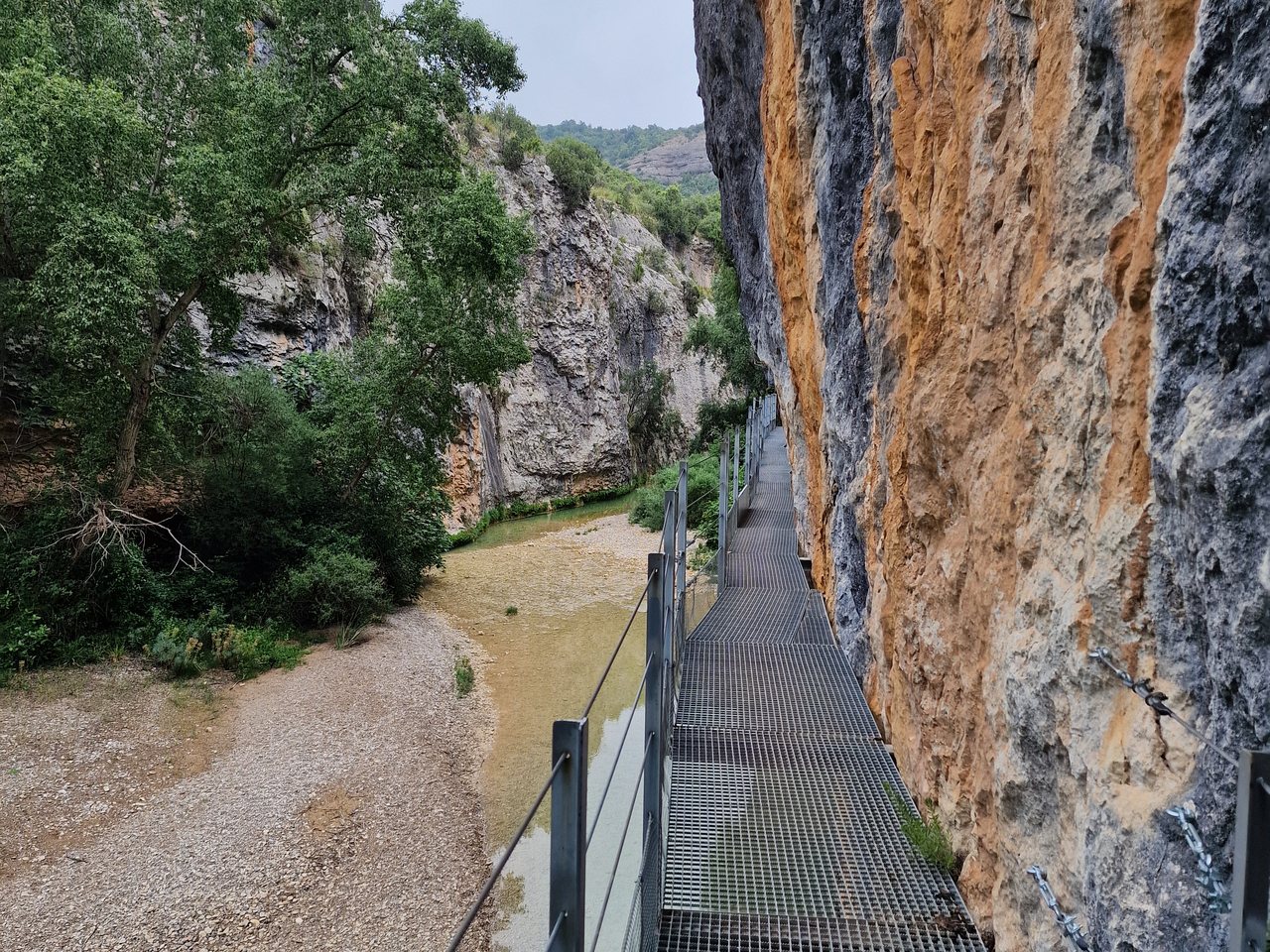 Pasarelas de Alquézar pegadas a la pared del cañón del Vero