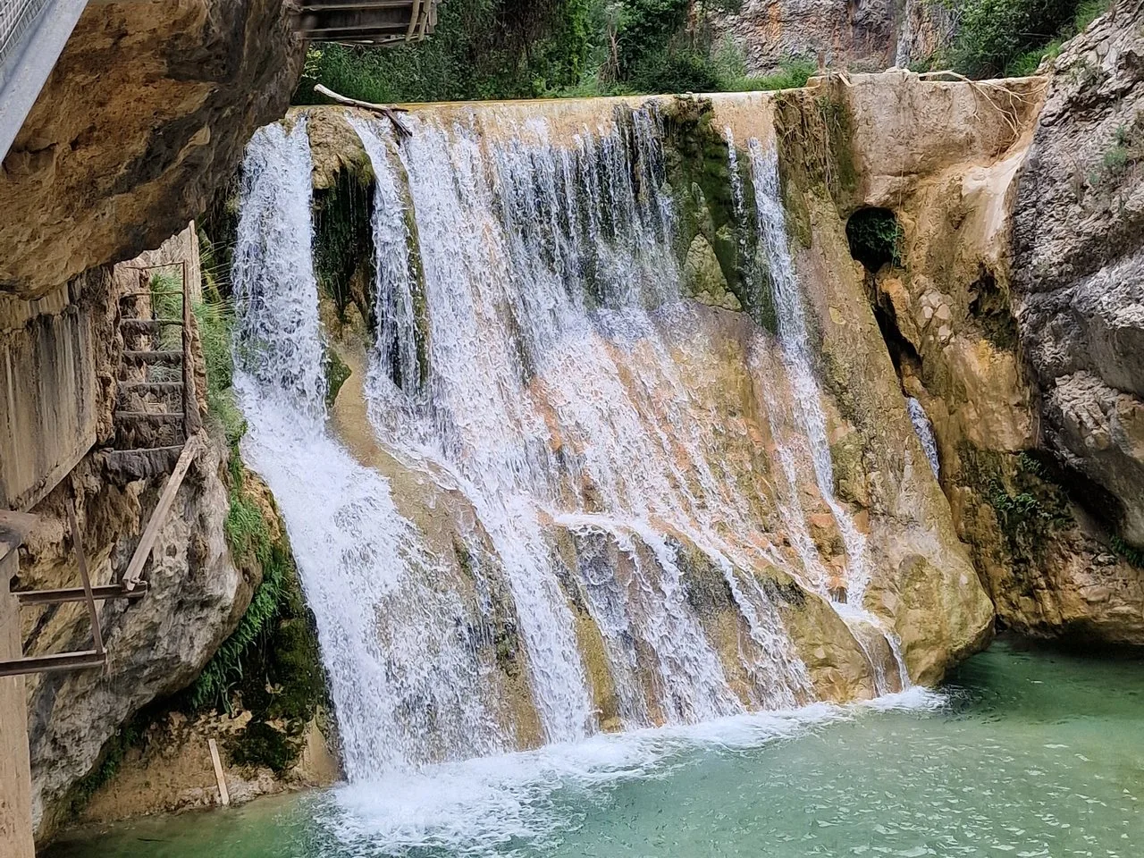 Presa del río Vero en Alquézar, con el agua cayendo en cascada