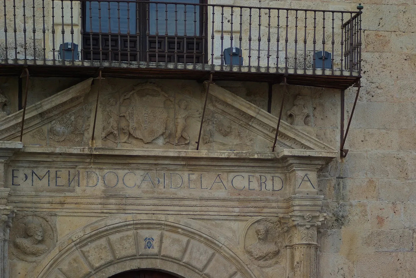Portada renacentista del Palacio Ducal de Pastrana con inscripción