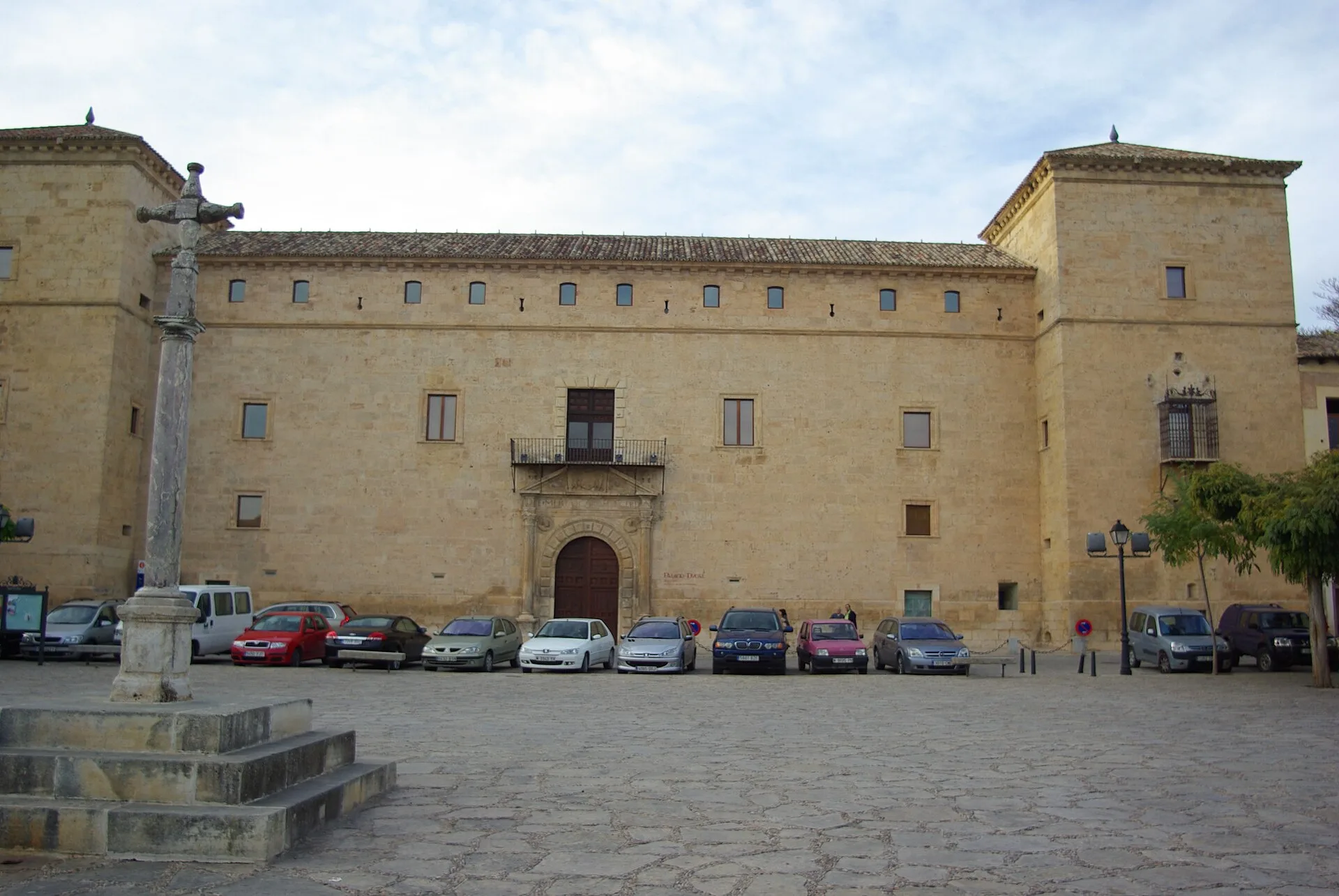 Plaza de la Hora con el Palacio Ducal de Pastrana