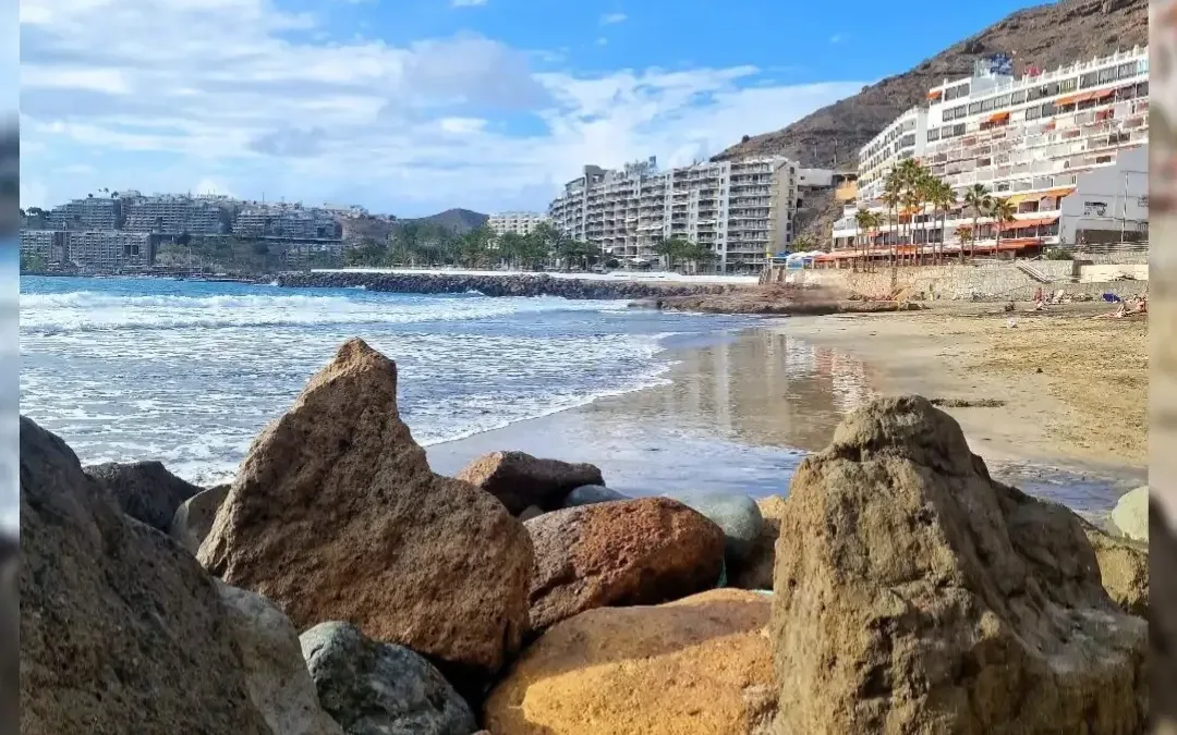 Playa de Patalavaca (Mogán): arena oscura, aguas tranquilas y Anfi del Mar al lado