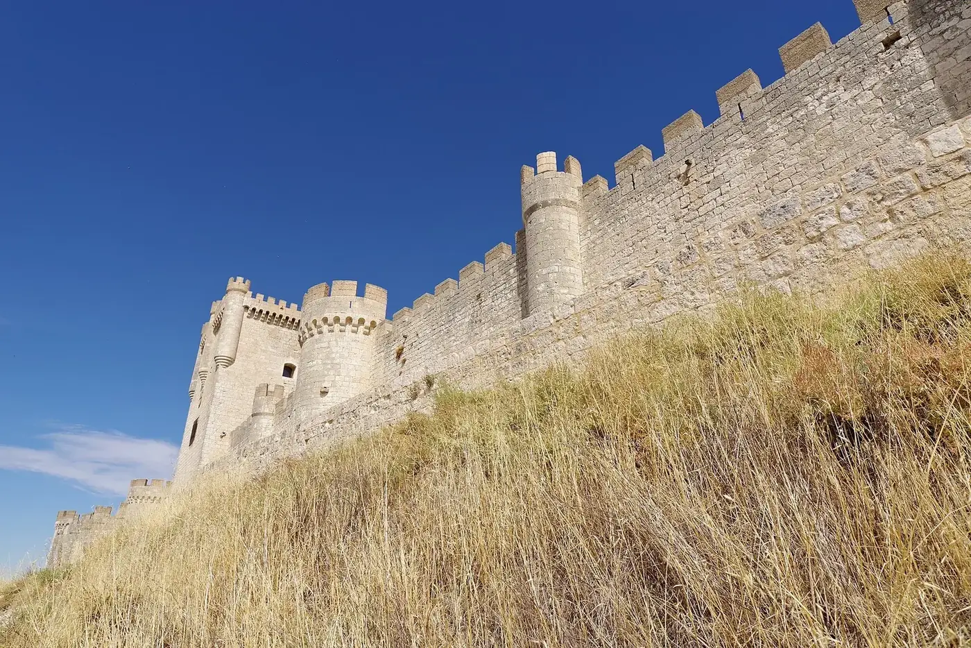Murallas y torres del castillo de Peñafiel