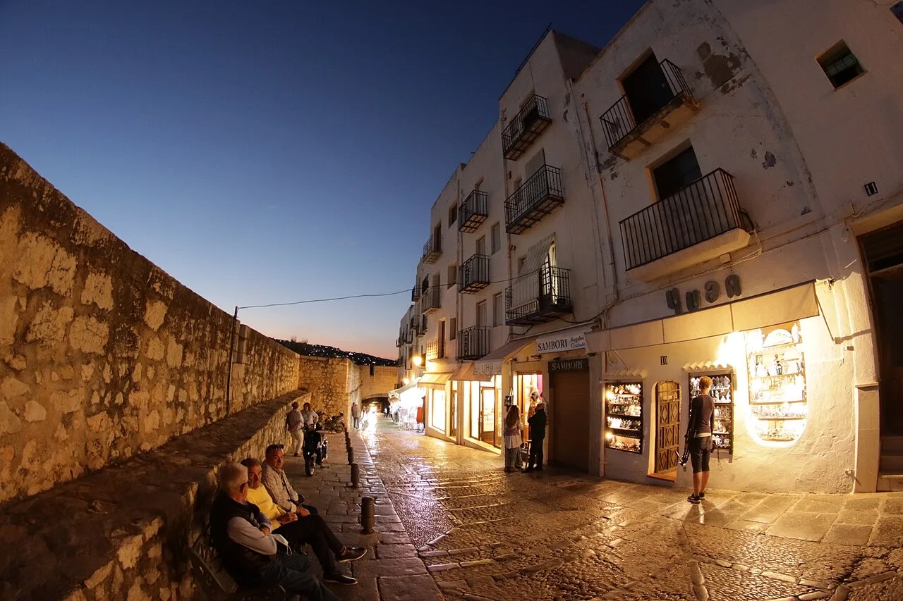 Calle comercial del casco antiguo de Peñíscola