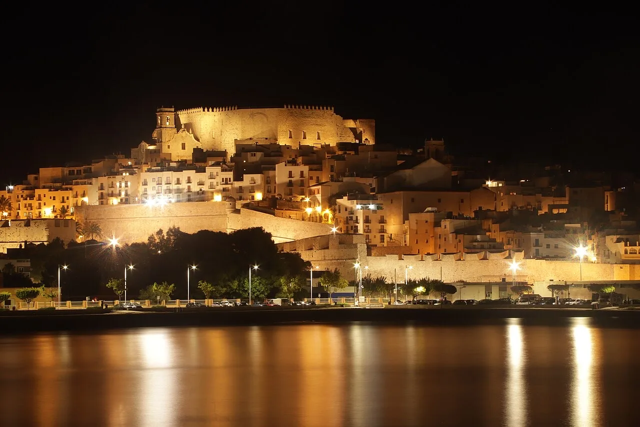 Castillo de Peñíscola iluminado de noche