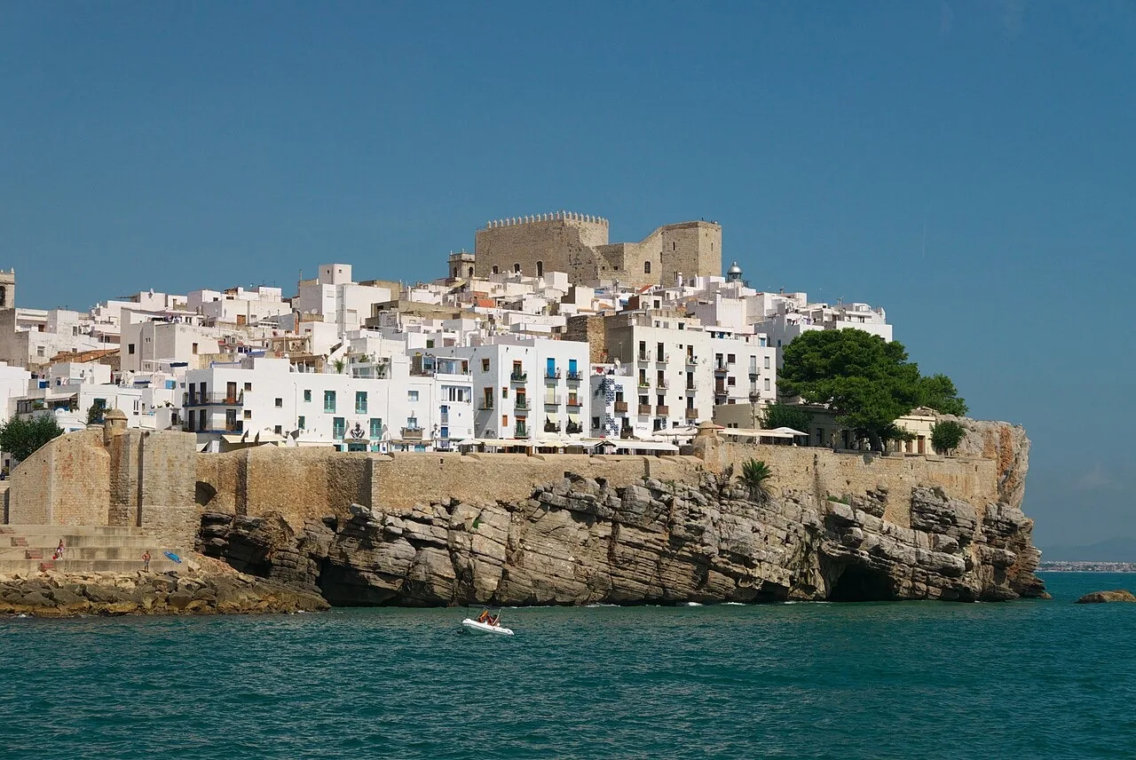 El peñón de Peñíscola con el castillo visto desde el mar