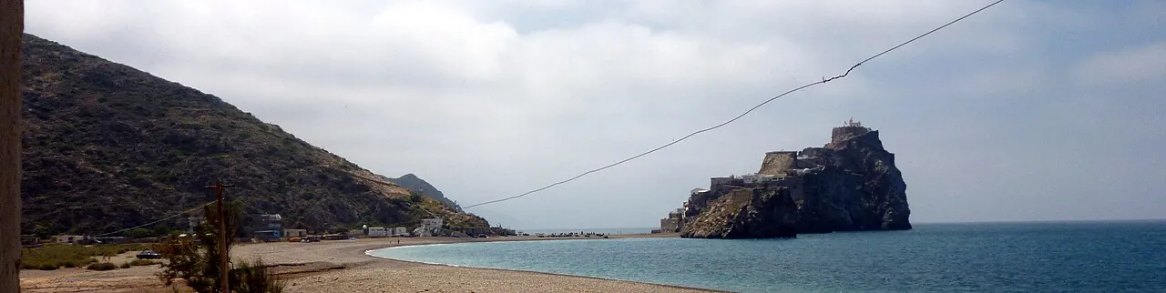 Playa de Badis frente al Peñón de Vélez