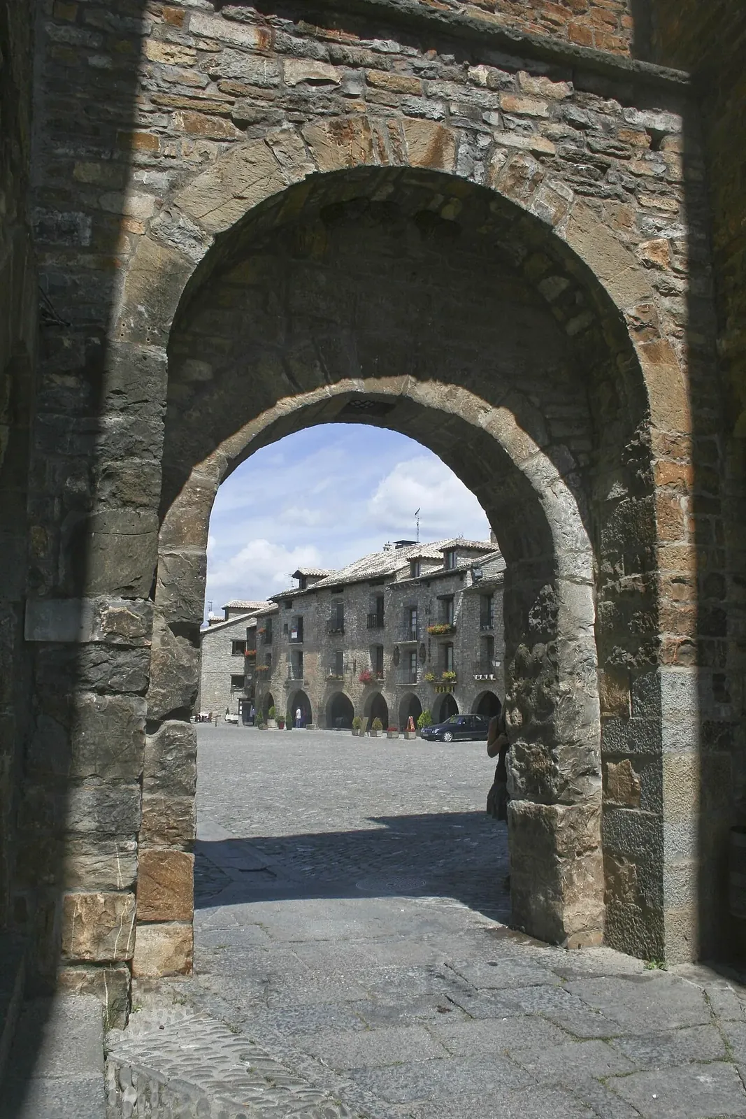 Puerta de acceso a la Plaza Mayor de Aínsa