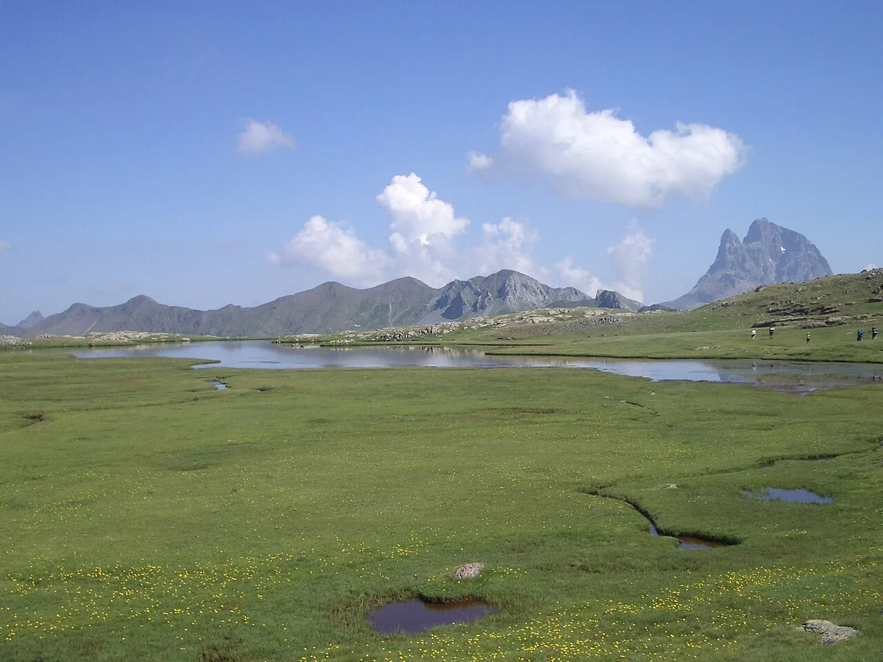 Ibón grande de Anayet con el Midi d'Ossau