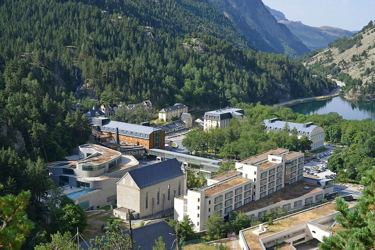 Balneario de Panticosa con su lago