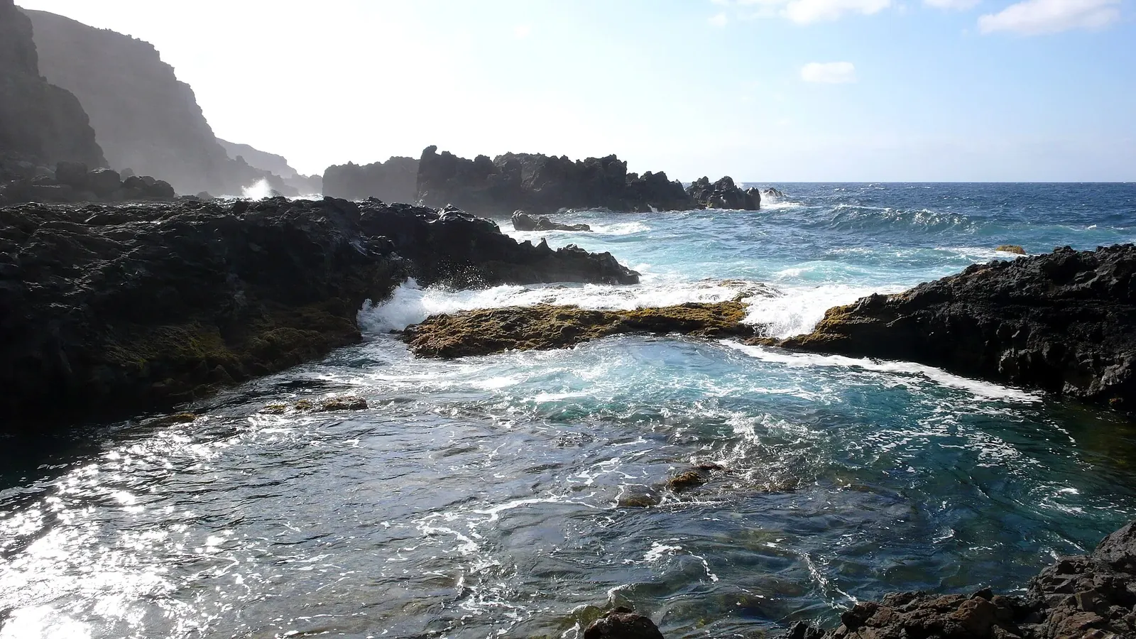 Charco de agua de mar entre rocas volcánicas en El Hierro