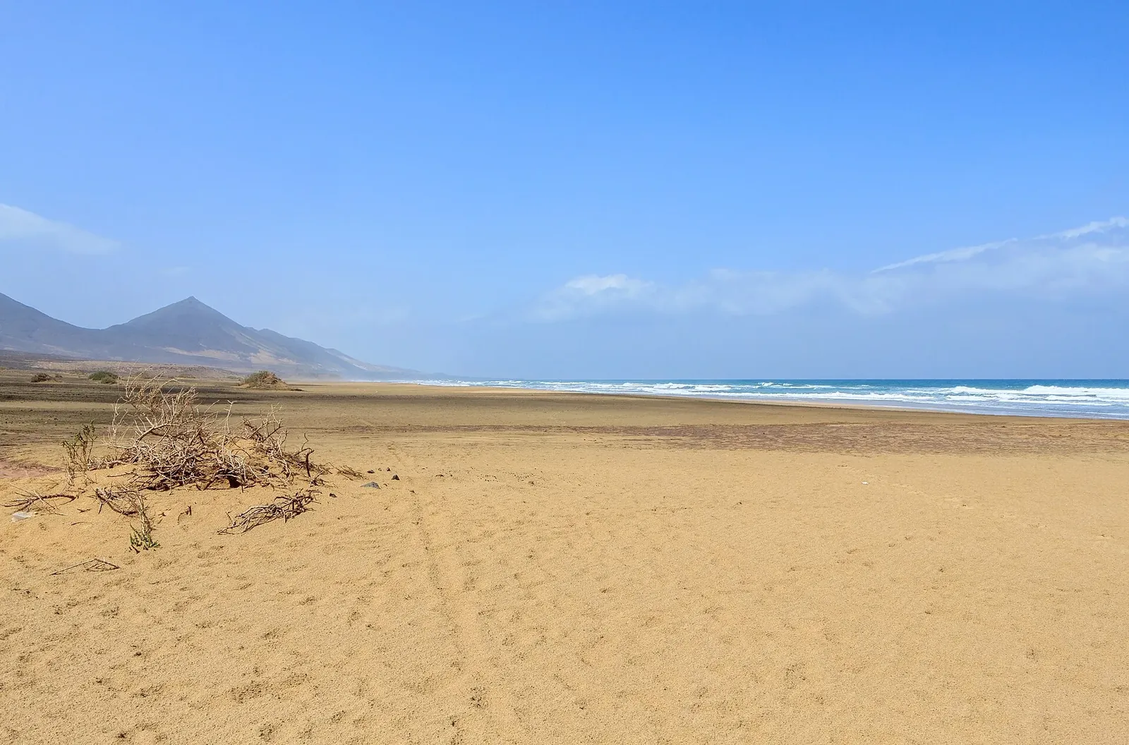 Arena dorada de la playa de Cofete