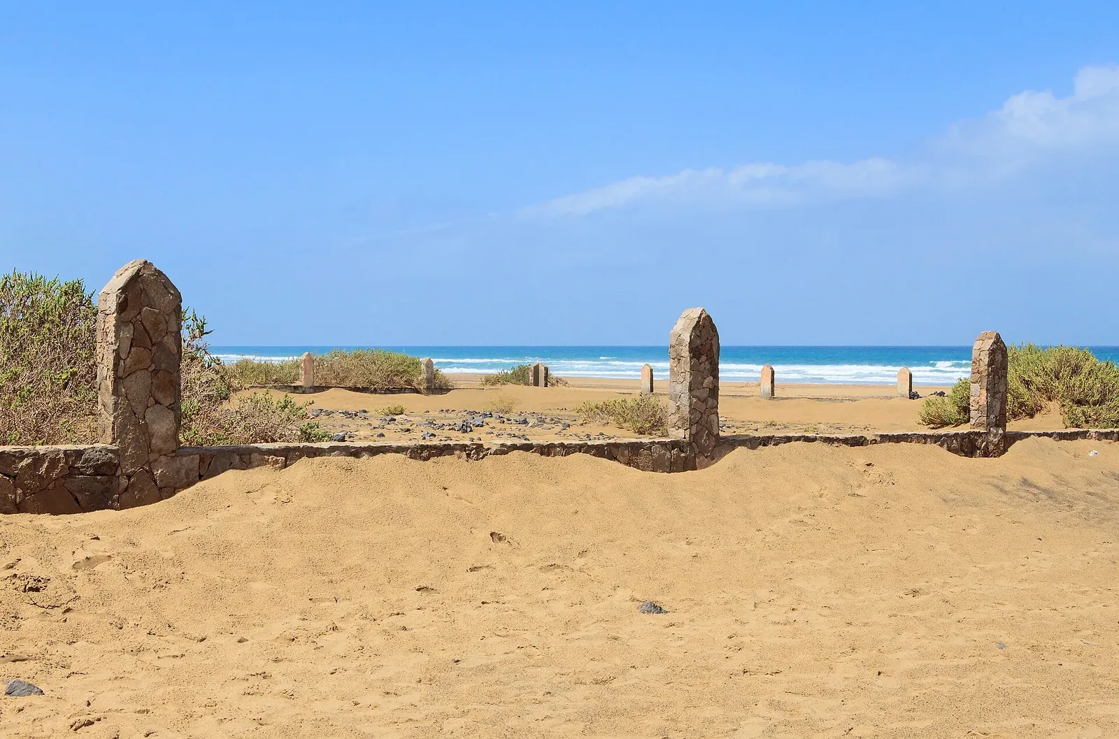 Cementerio de Cofete junto a la playa