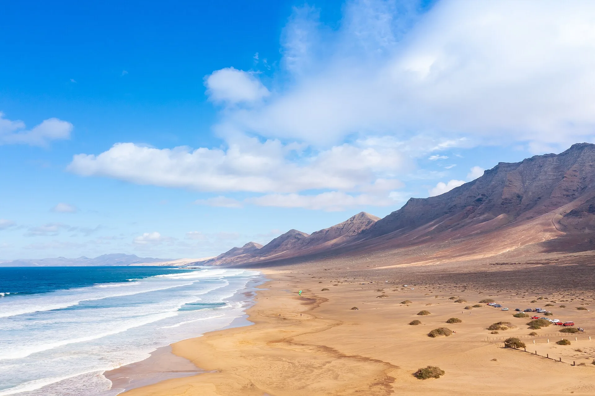Playa de Cofete con olas del Atlántico y montañas de Jandía