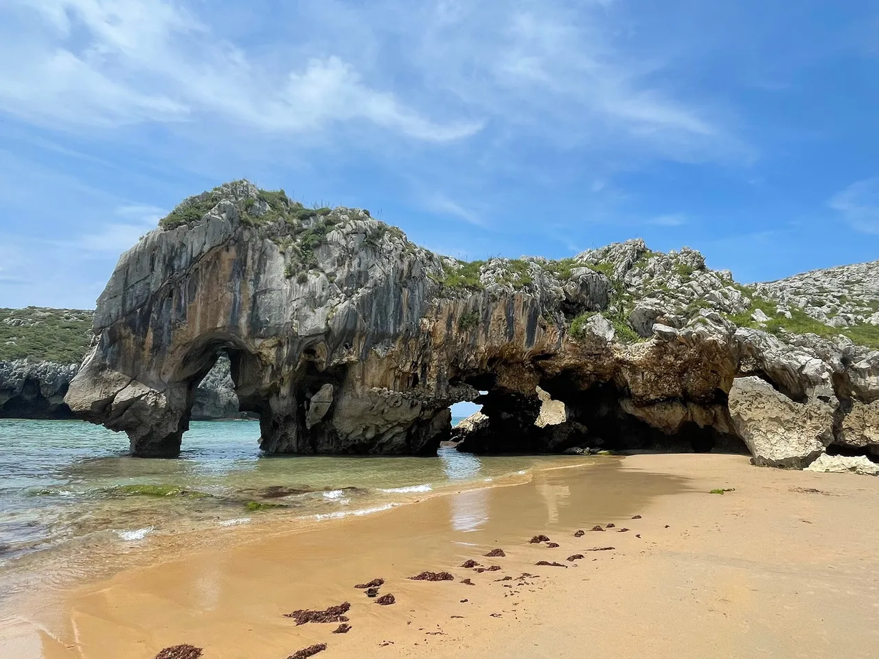 Acantilados de la playa de Cuevas del Mar