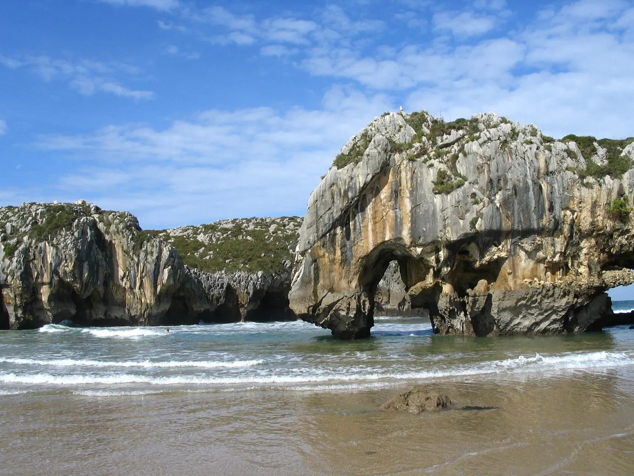 Playa de Cuevas del Mar con cuevas