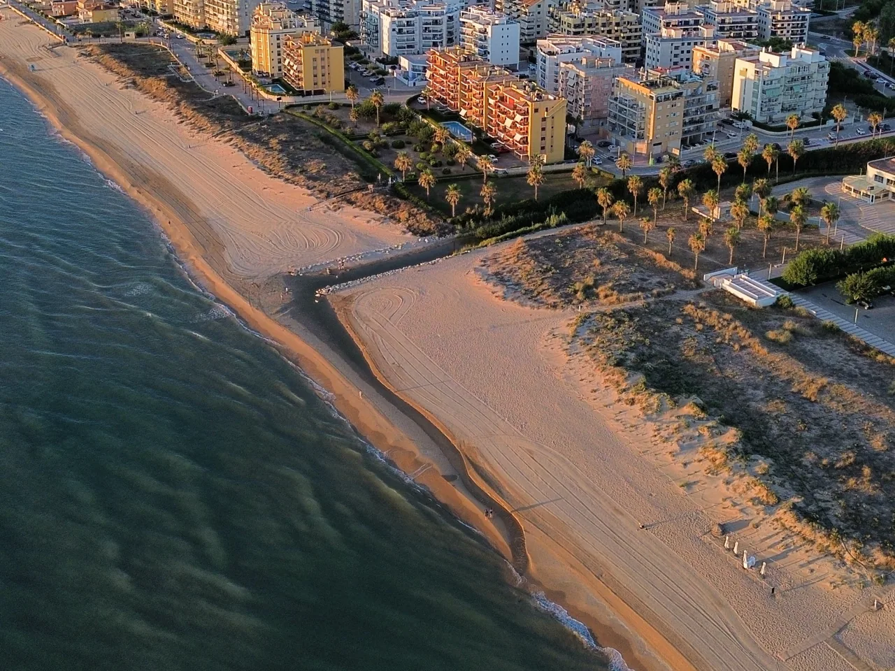 Playa de Daimús con una escollera y dunas desde el aire