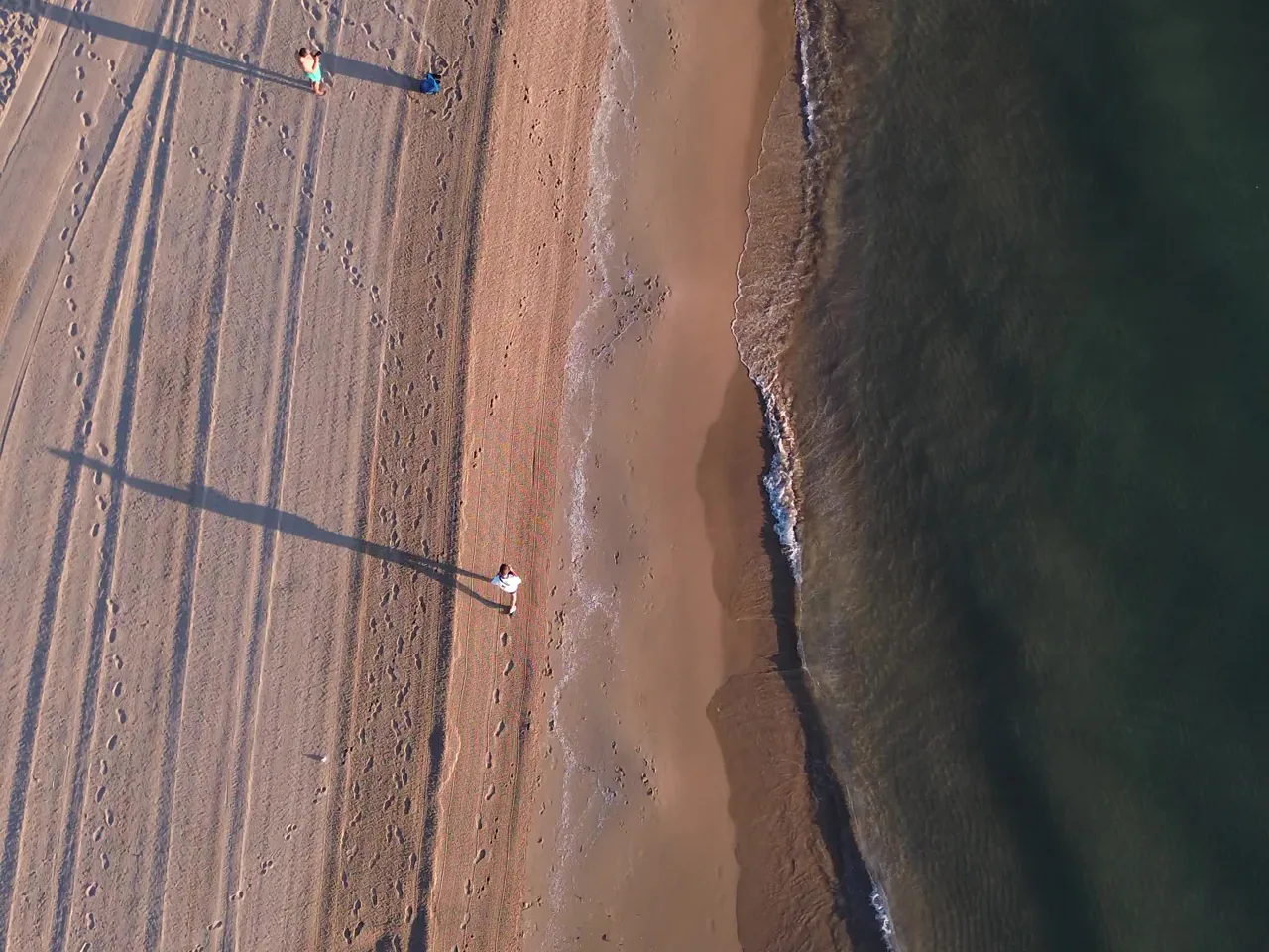 Arena y marcas en la playa de Daimús vistas desde arriba