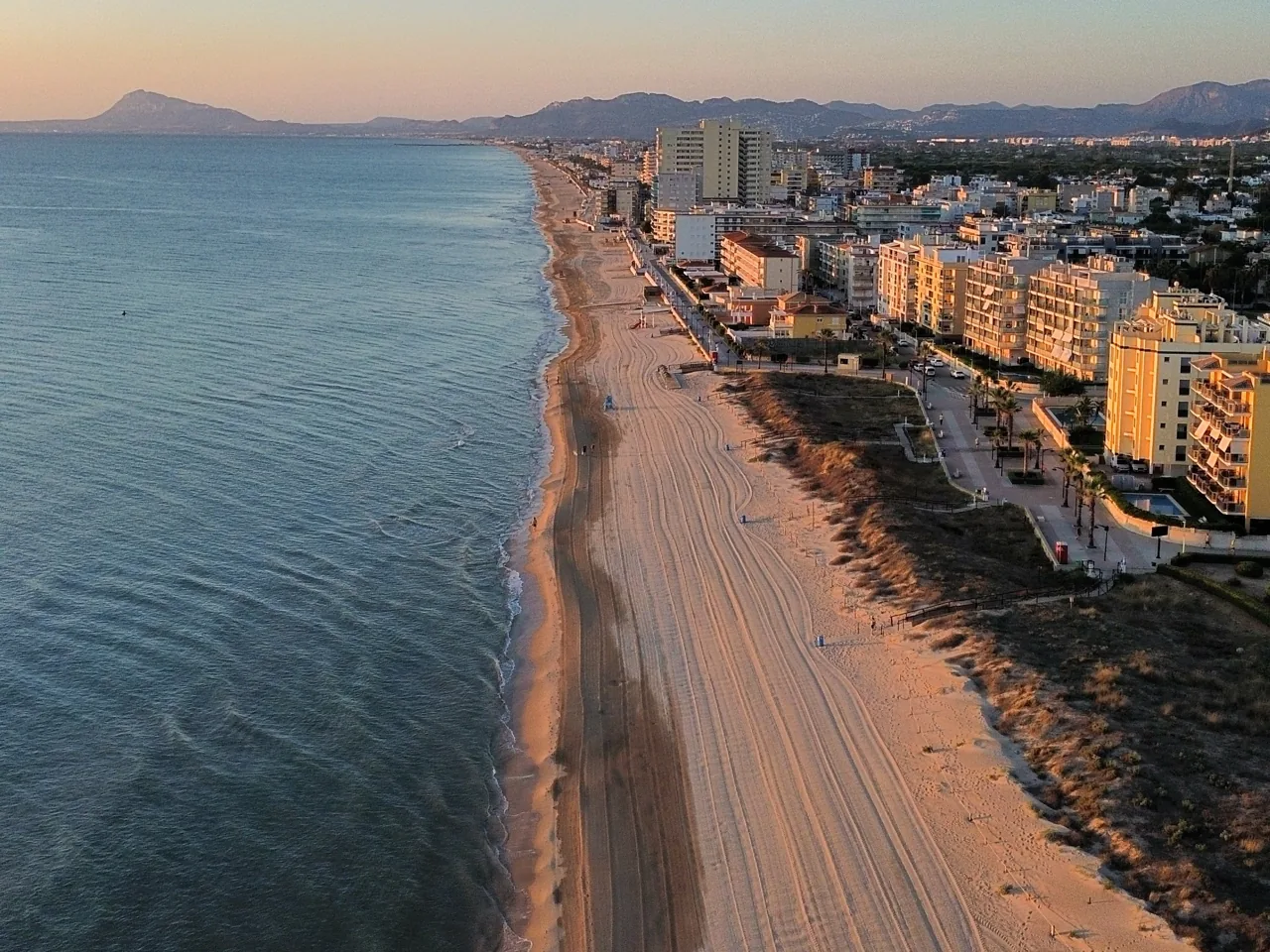 Costa de Daimús vista desde el aire con edificios y el mar