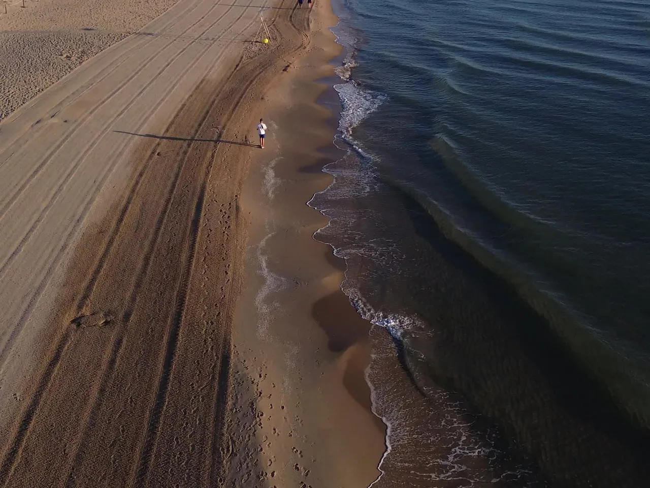 Orilla de la playa de Daimús con olas y arena