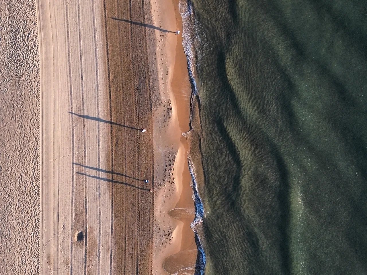 Olas y orilla de la playa de Daimús vistas desde el aire