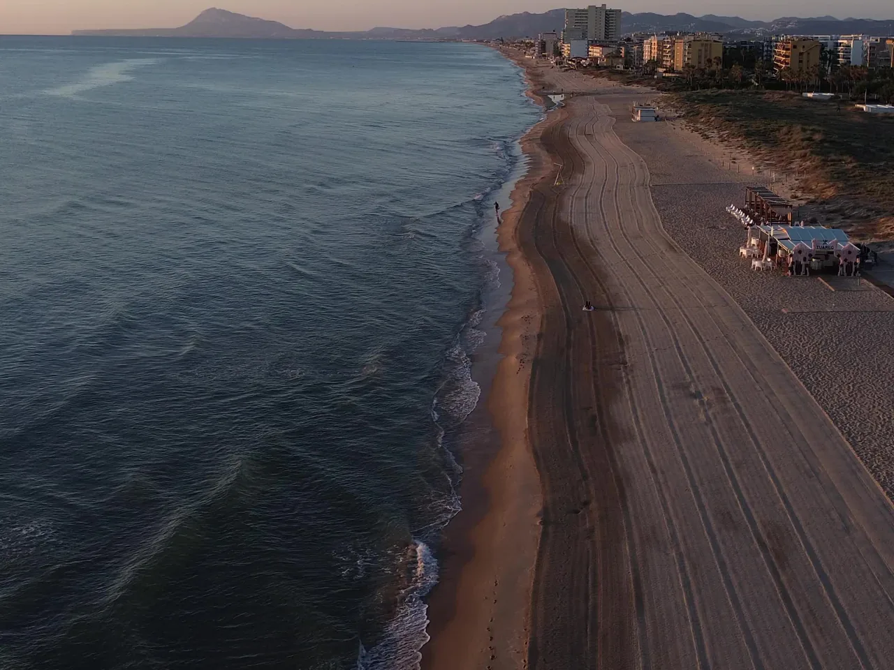 Orilla de la playa de Daimús con arena y chiringuito