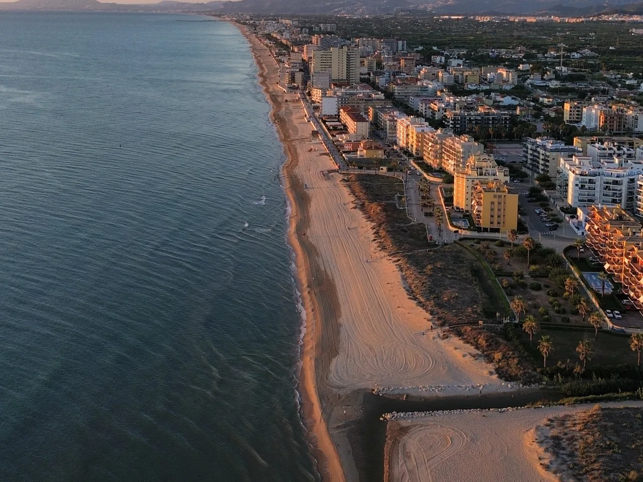 Playa y paseo marítimo de Daimús vistos desde el aire