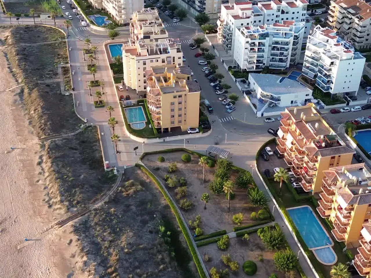 Edificios y calles de Daimús junto a la playa vistos desde el aire