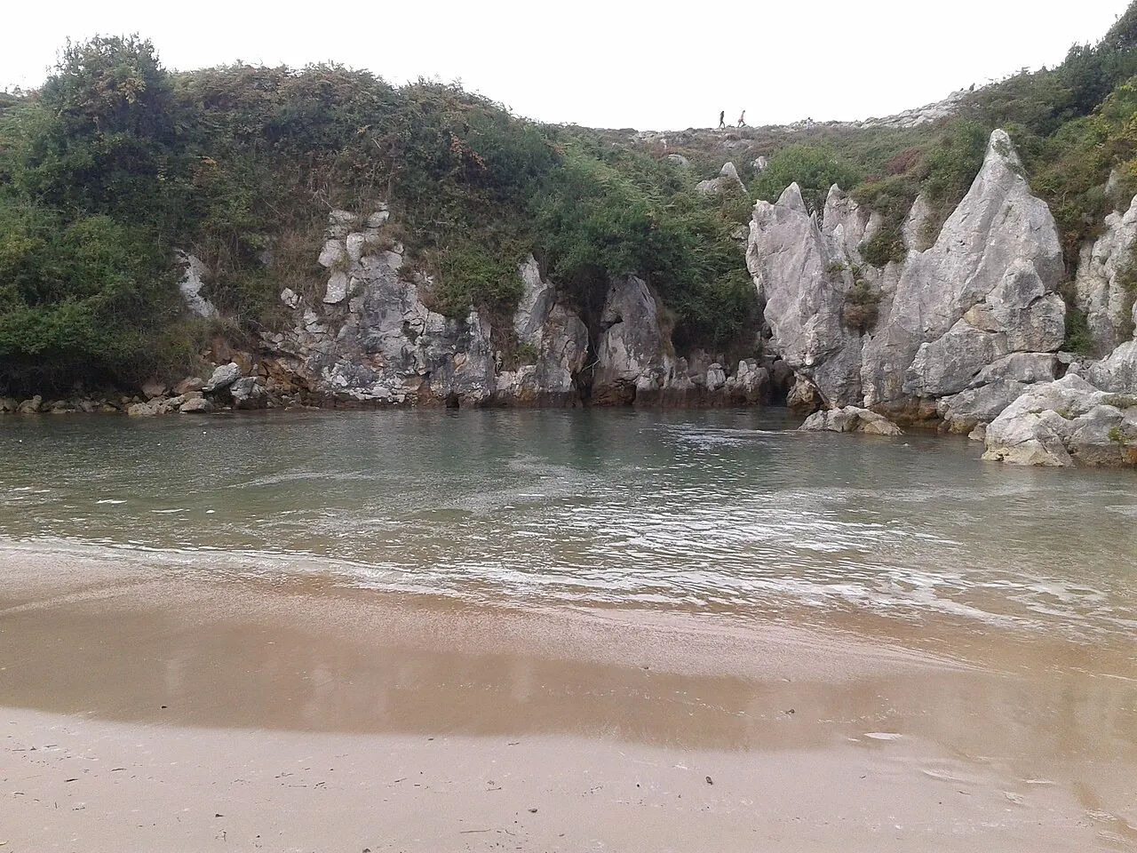 Playa de Gulpiyuri con agua en marea alta