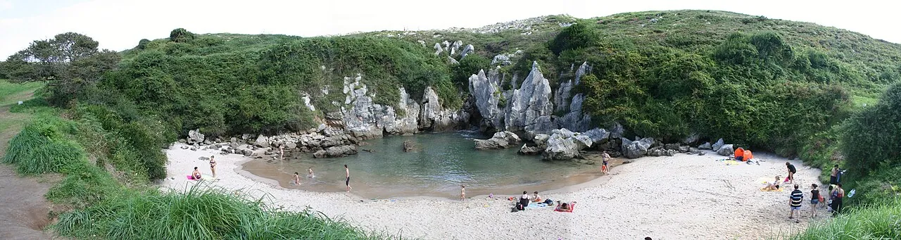 Prado alrededor de la playa de Gulpiyuri