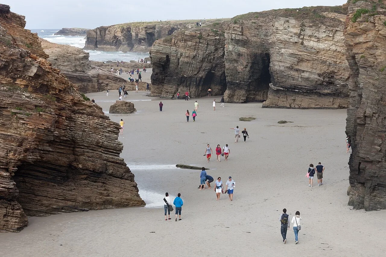 Arenal entre acantilados en la Playa de las Catedrales