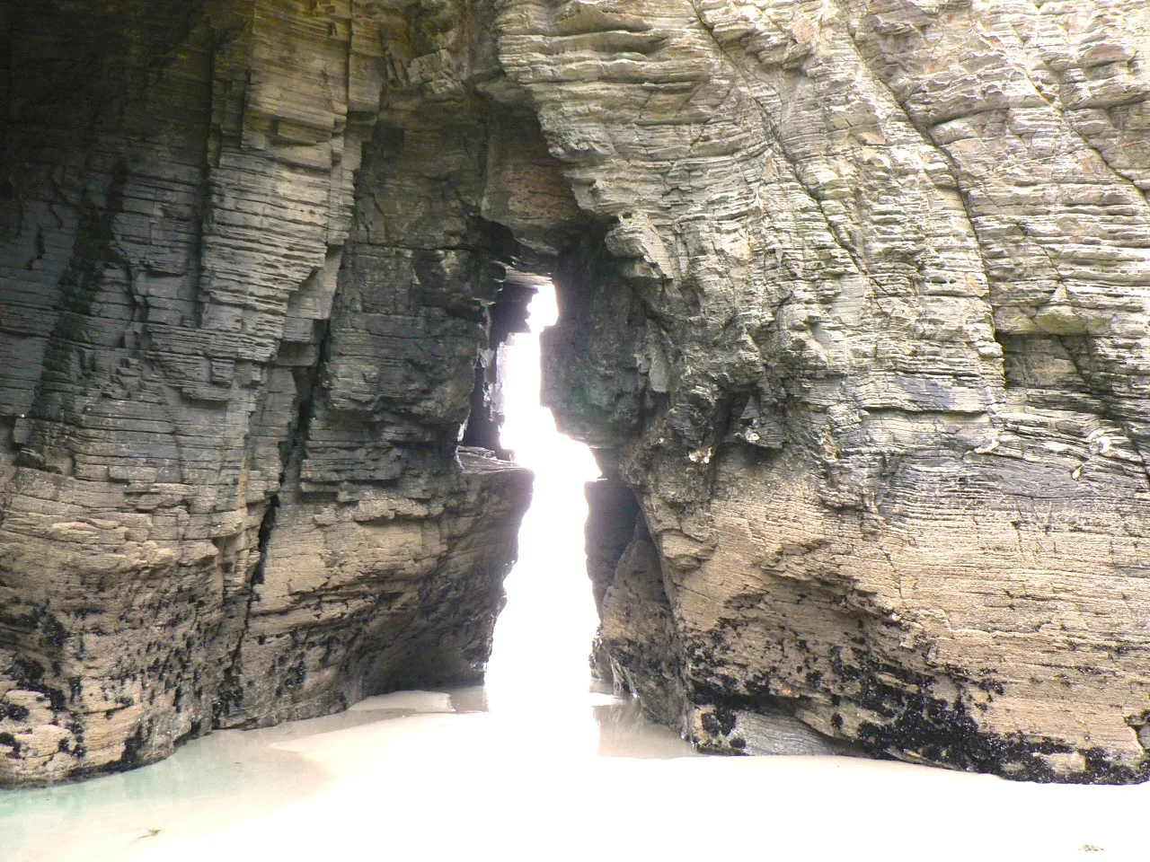 Cueva en la Playa de las Catedrales