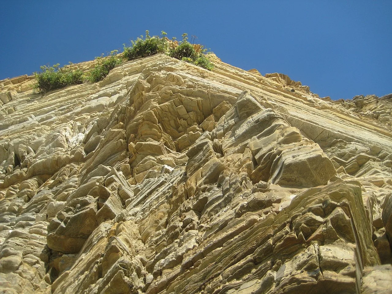 Capas de roca en los acantilados de las Catedrales